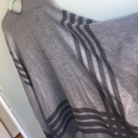 Reversible BB Dakota Poncho - Picture 5 of 5